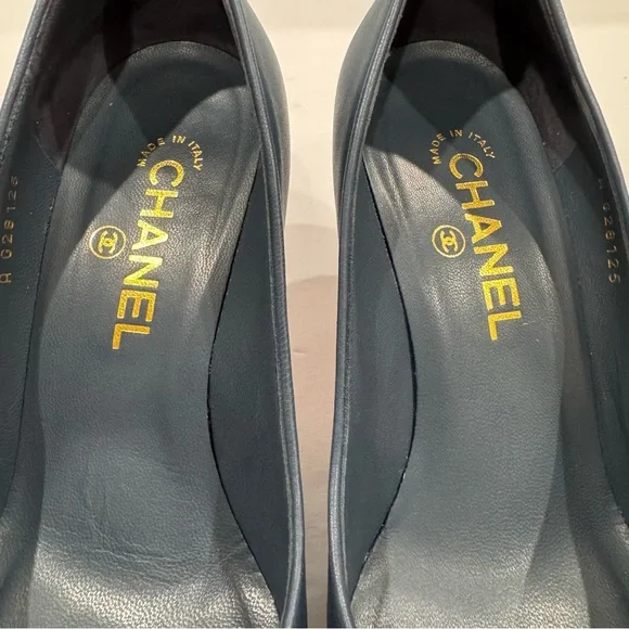 CHANEL Cruise 2012 Collection Cap Toe Pumps Navy Black 38 GUC - Picture 5 of 15